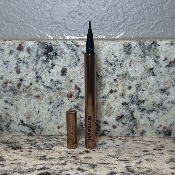 Hourglass Ultra Black Liquid Eyeliner - Picture 5 of 7
